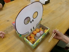 お箸でつまんでガイコツの目の穴に入れるゲーム！手指機能向上効果もありそうです！