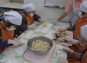 まずはお団子の生地づくり。サツマイモの皮をむいて茹でます。