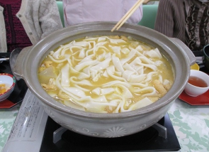 ほうとうを入れて煮込みましょ！