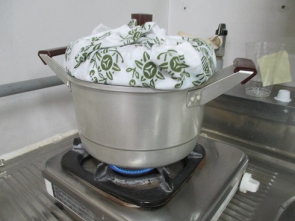 切ったお芋を蒸し器で蒸します。