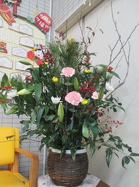 玄関の飾り花。お花屋さん大サービスでした。