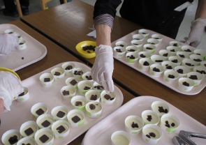 チョコとレーズンをトッピング。