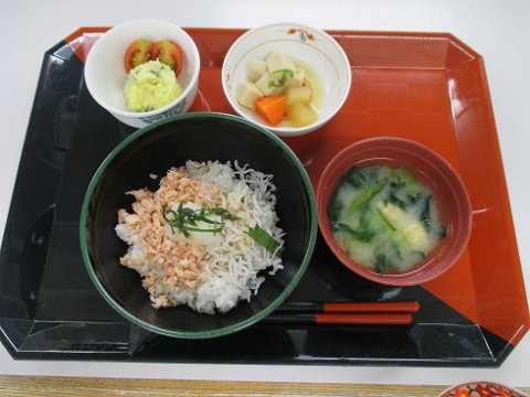 鮭しらす丼