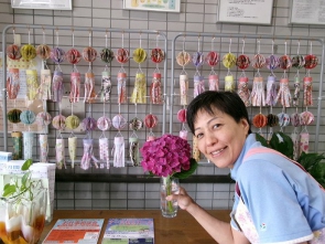 飾り付けをしてくれた職員と庭のアジサイと記念写真