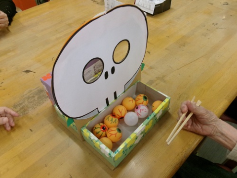 お箸でつまんでガイコツの目の穴に入れるゲーム！手指機能向上効果もありそうです！