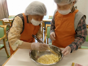 片栗粉とチーズと塩少々をまぜまぜ