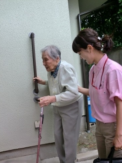 ポーチから玄関の手すり