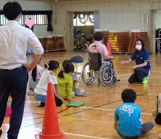 職員による実演の風景