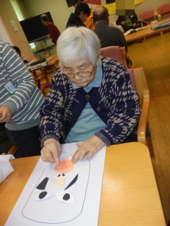 １０４歳の方と小学生が福笑い！