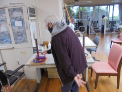 右から左へ輪を移動させる時に体の重心は左に移動します