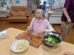 手際よく小松菜と油揚げを切ります！