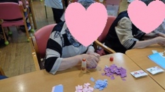 ちぎった色紙を貼っています。
