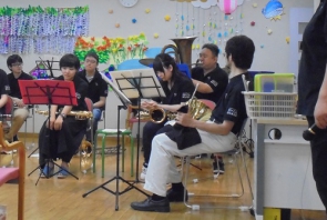 楽器紹介：tuba　奏者はなんとデイの職員！