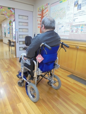 タイヤが小さい介助用車いす