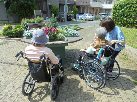 車いすの方の目線にお花が♪