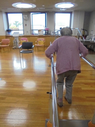 101歳のお客様の歩行訓練場面