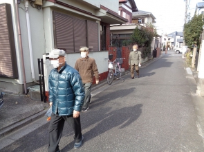 車に気をつけながら歩いていきました