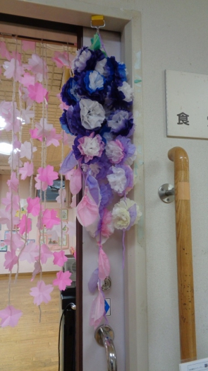 デイルーム入り口には華やかなお話飾りが。