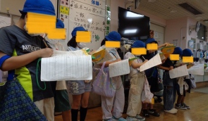 質問に対しての返答を一生懸命ノートに書き写していました。
