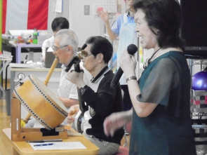 民遊会の心に響く歌声。