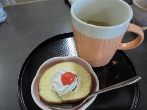 　　　ご一緒にケーキとコーヒーもいただきます～♪