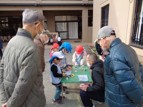 子どもたちが遊ぶのを笑顔で眺められていました