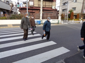 信号が変わるのを待ってから渡ります。あたりまえですが。