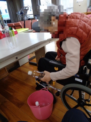 掴んだペットボトルを移す練習