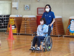 車いす体験実演中♪