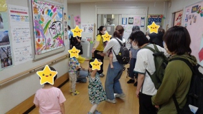 作品名「影絵」紙に移した影の形を描いて色を塗りました。