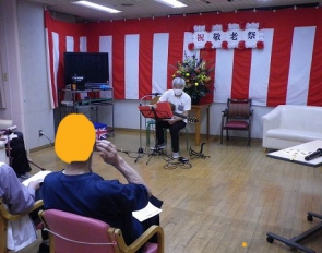 ボランティアさんのギター演奏会。式典に花を添えて下さいました。