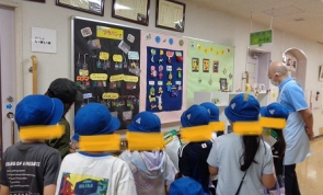 廊下に展示している個別活動の作品を興味深そうに見学していました。作品の中には「これ知ってる、作ったことあるよ」と教えてくれました。