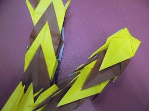鶴の折り紙を重ねて…