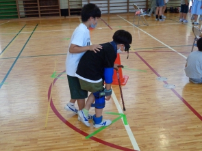 しっかり高齢者になりきって体験してます！
