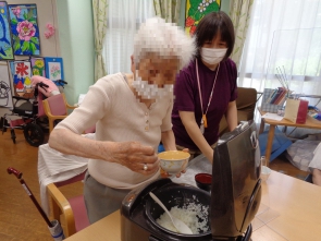 ご飯の盛り付けも手慣れたものです。