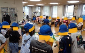 リハビリ室で、機能訓練を行っているお客様の様子を興味深そうに見学していました。