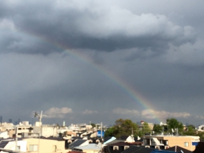 4/23 事業所の窓から大きな虹が見えました