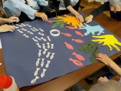 海の壁面制作～リハビリ室の作品を見て、作ってみたいとお客さまのご希望があり、真似をして皆で作りました。達成感と共有の喜びを感じられます。