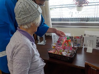     　　　　　    ゲームの景品は駄菓子！「お好きな物を選んでください」