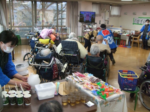 　　職員は、はっぴ姿でお祭り気分