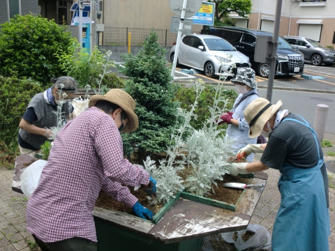      　　    ♪　おやまにあめがふりました　ちょろちょろおがわができました　♪