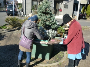 　　　　　　　　　　♪さざんかさざんか咲いた道♪