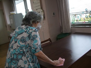 テーブルを綺麗に拭いてくださっています。