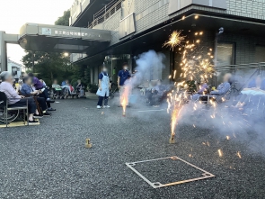 皆でジュース片手に花火鑑賞！