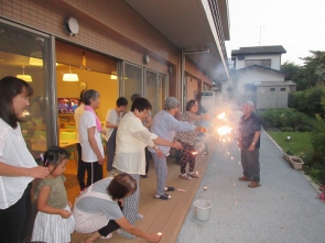 園庭で花火をしました。