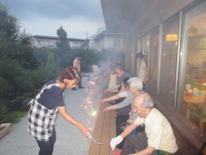 園庭で花火をしました。