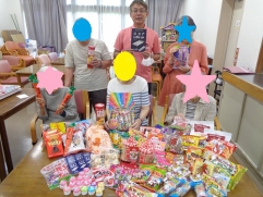 駄菓子と記念撮影♪