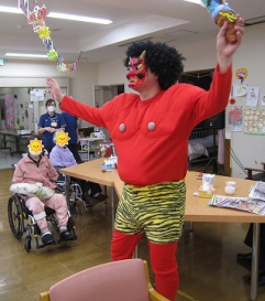 楽しそうな声に誘われて赤鬼登場！