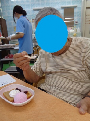 いちごのアイスも美味しいね
