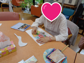 丁寧に塗っています